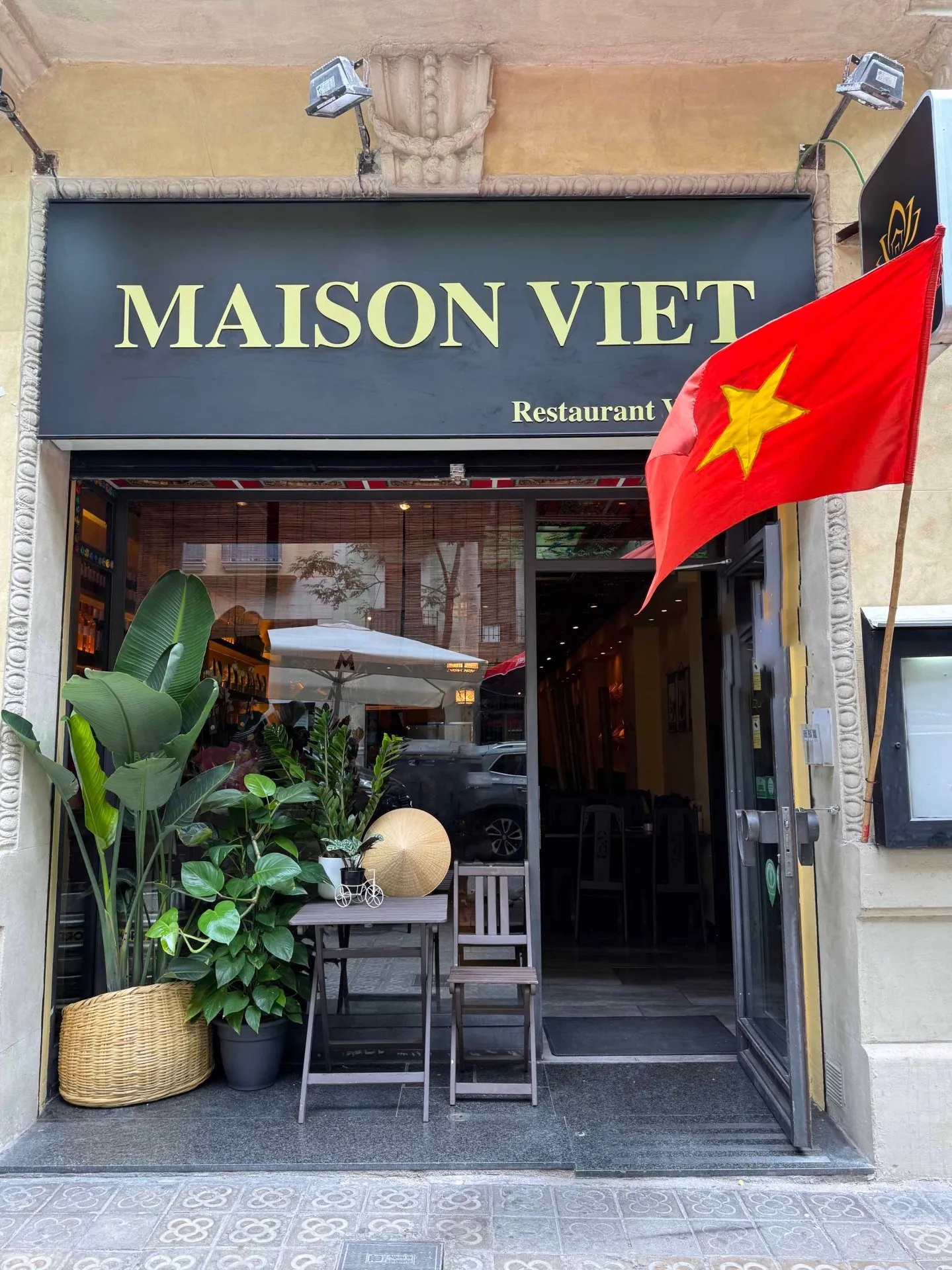 Maison Viet — fachada con la bandera de Vietnam en el Carrer de Nàpols